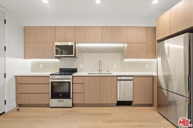 Building Photo - 11023 1/2 Blix St