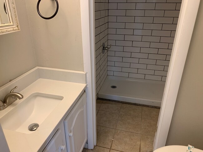 Building Photo - 812 Robin Hood Trail