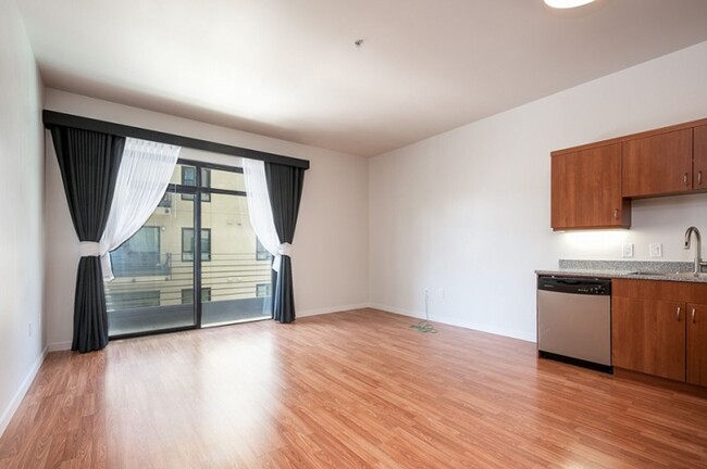 Building Photo - Gorgeous condo for rent