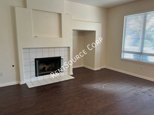 Building Photo - 3210 Lantana Ct