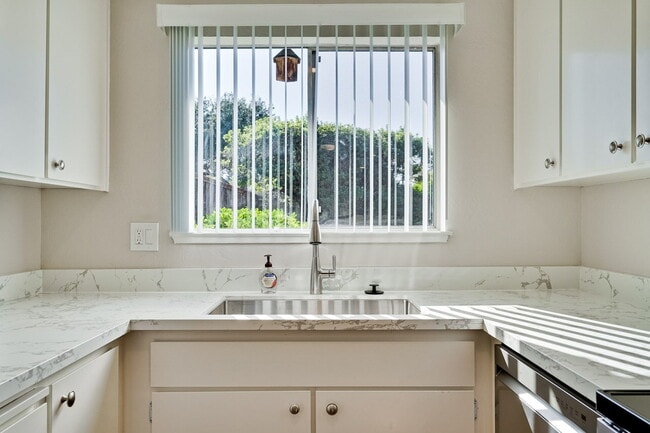 Building Photo - Newly Remodeled 3BR, 2BA, 1,117sf Duplex w...