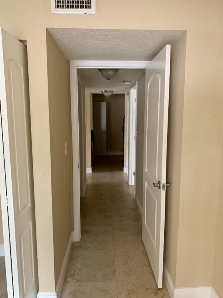 Building Photo - 2841 N Oakland Forest Dr