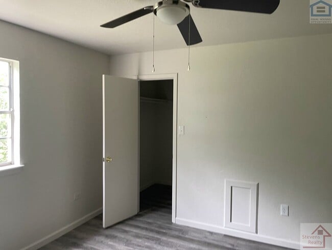 Building Photo - 1502 NW Kingsbury Ave