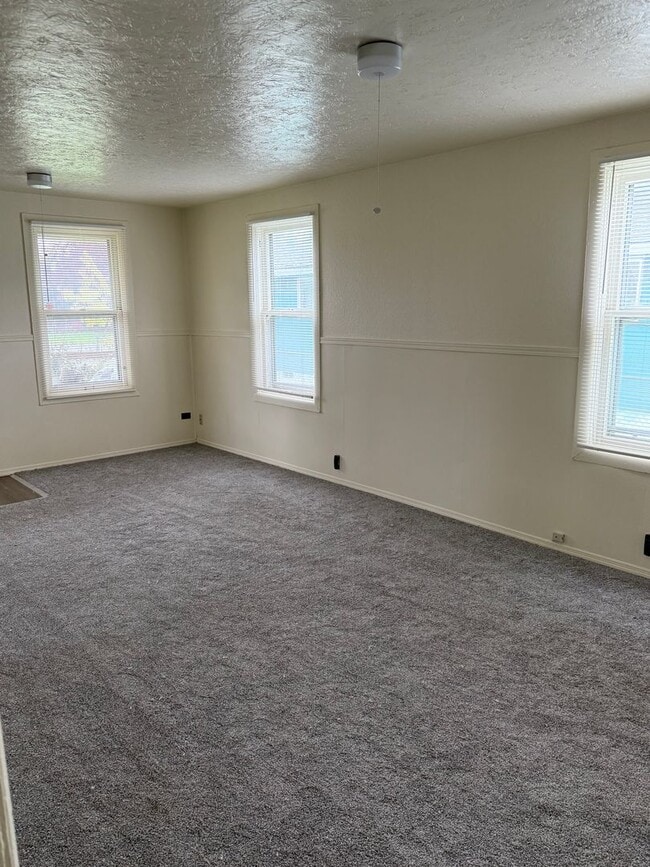 Building Photo - Cute 3 bed house, Great price!