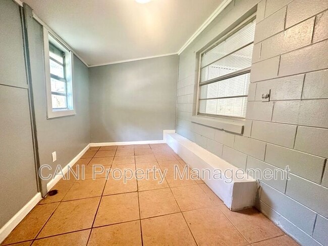 Building Photo - 2437 S Mills Ave