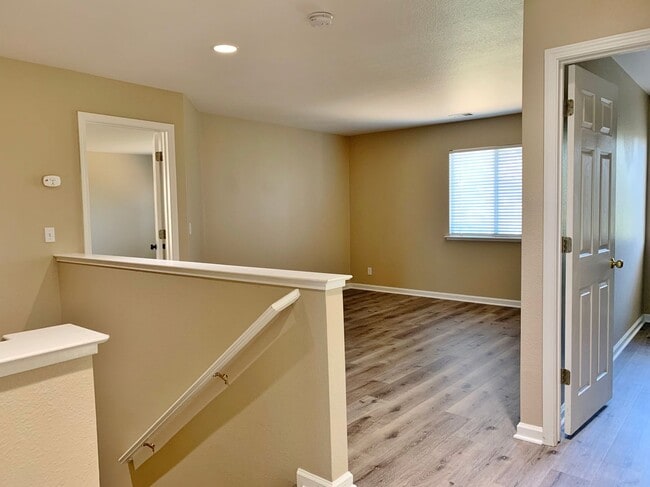 Building Photo - 4 Bedroom Home in Hollister  - No App Fee