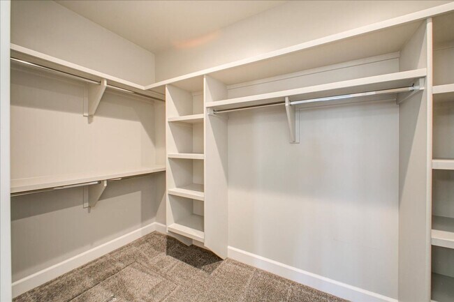 Building Photo - Beautiful Home in Desired Hazelwood Subdiv...