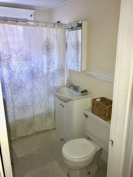 Building Photo - 171 Hillside St