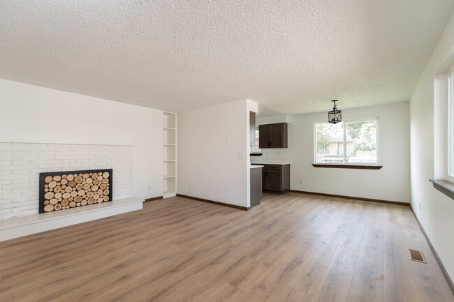 Building Photo - 514 E Longfellow Ave