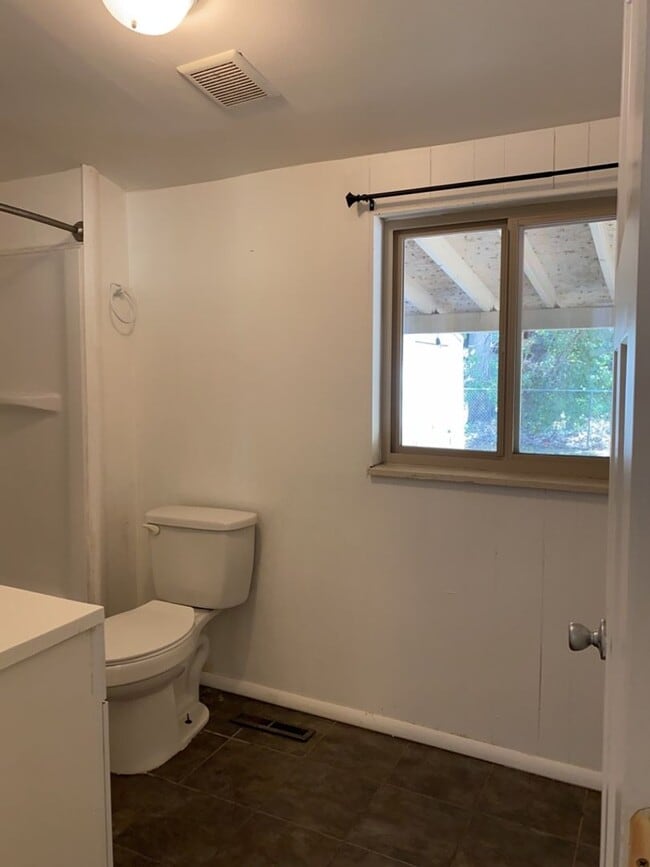 Building Photo - STUDENTS WELCOME! Sprawling Ranch Home w/ Large Fenced Yard