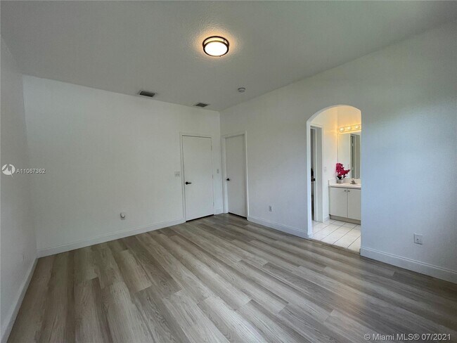 Building Photo - 4961 Leeward Ln