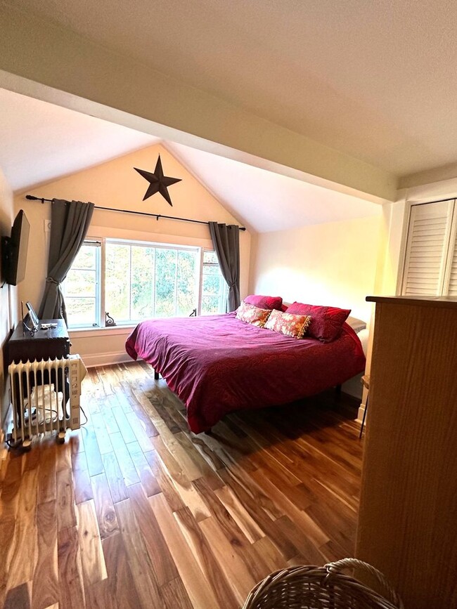 Building Photo - Vintage Home, furnished and upgraded: Occi...
