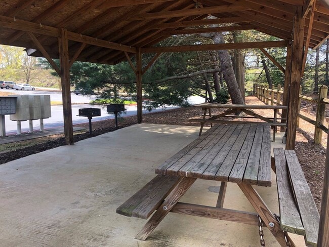 Building Photo - 623 University Place