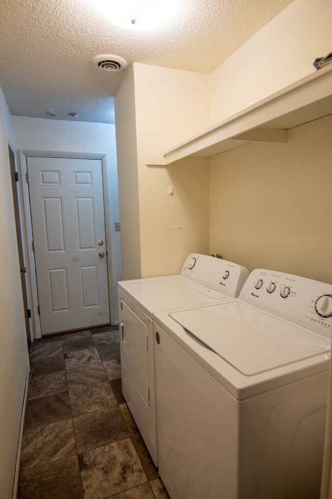 Building Photo - Cozy 1-Bedroom Multiplex Apartment in Coffeyville, KS with Modern Amenities!