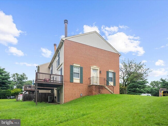 Building Photo - 855 De Franceaux Harbour