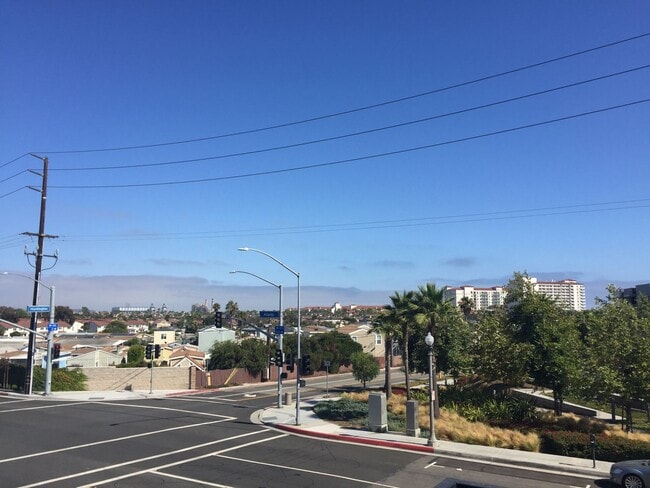 Building Photo - Beautifully Renovated Apartment Steps to the Beach - Washer/Dryer & Refrigerator included!