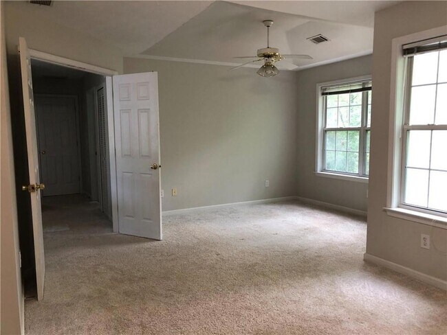 Building Photo - 370 Manor Glen Dr
