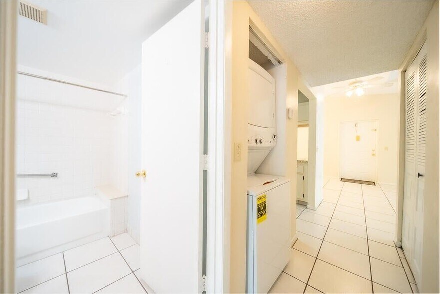 Building Photo - 202 Foxtail Dr