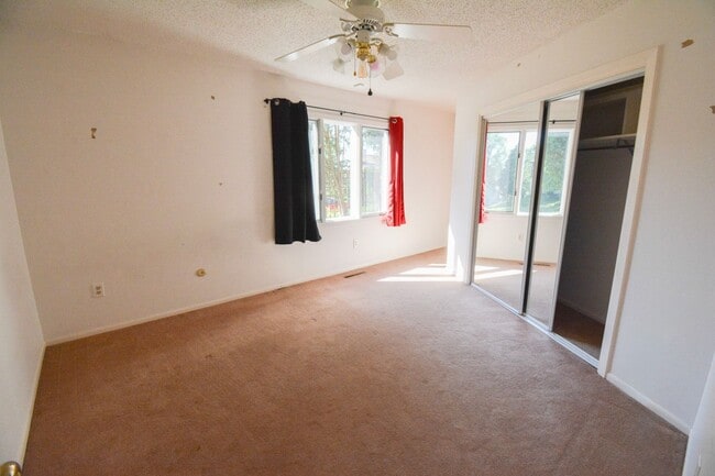 Building Photo - 6 Bed, 3.5 Bath Home for Rent – Retro Char...