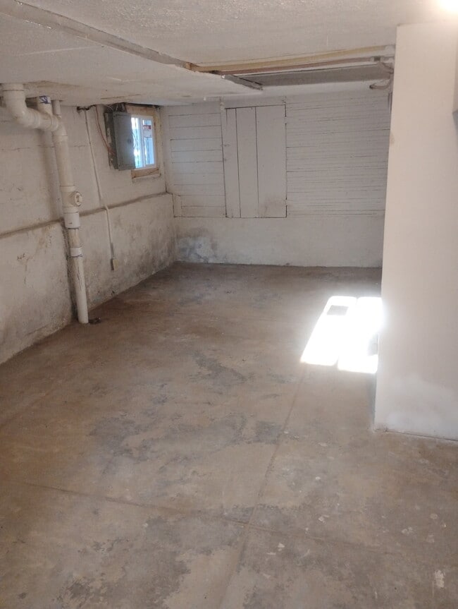 Building Photo - 1058 Cecil Ave