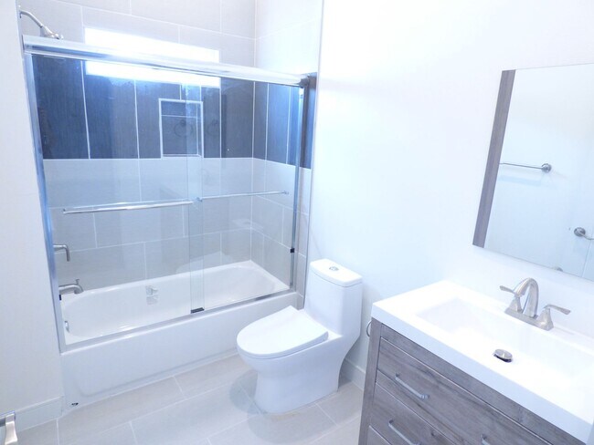 Building Photo - 1923 Holly Dr