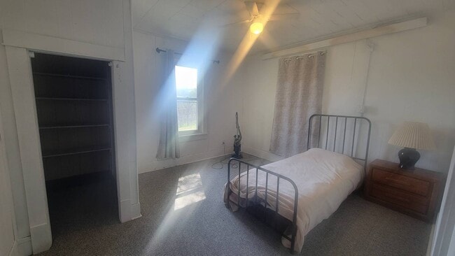 Building Photo - 1020 5th St