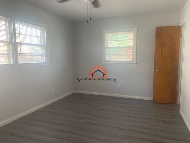 Building Photo - Beautiful 3 bedroom 2 bath home with a 1 car garage.available 4/1/25