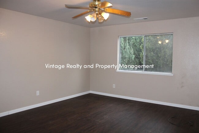 Building Photo - Back On The Rental Market Recently Updated...
