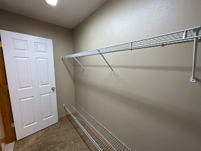 Building Photo - Beautiful Home on Private Setting