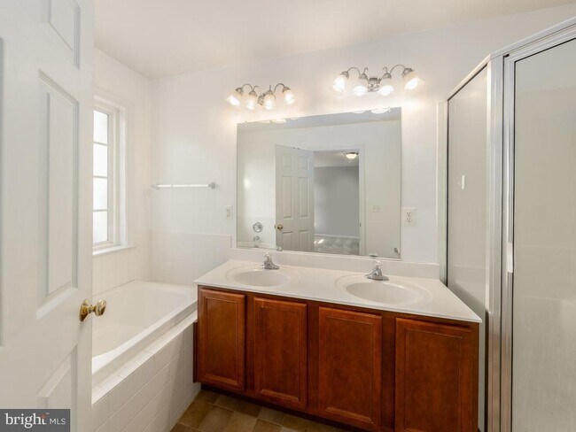 Building Photo - 108 Clearwater Ct