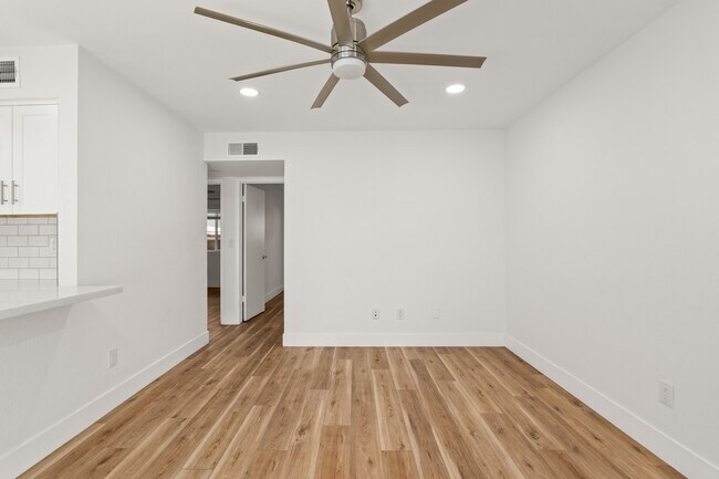 Building Photo - 2025 N Richland St