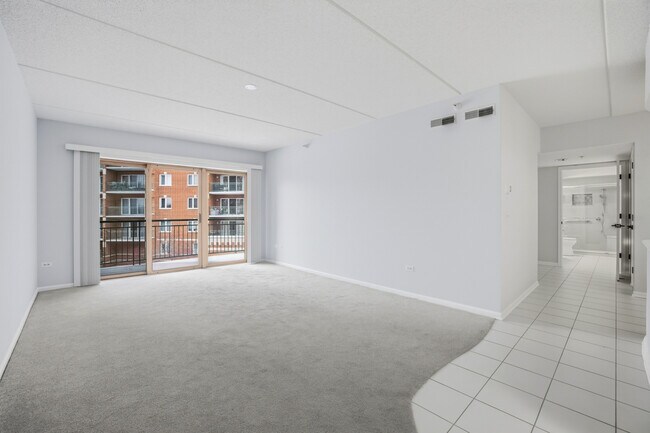 Building Photo - 650 S River Rd