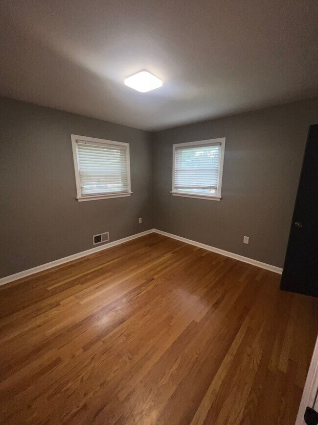 Building Photo - 4 Bedroom, 1.5 Bathroom House