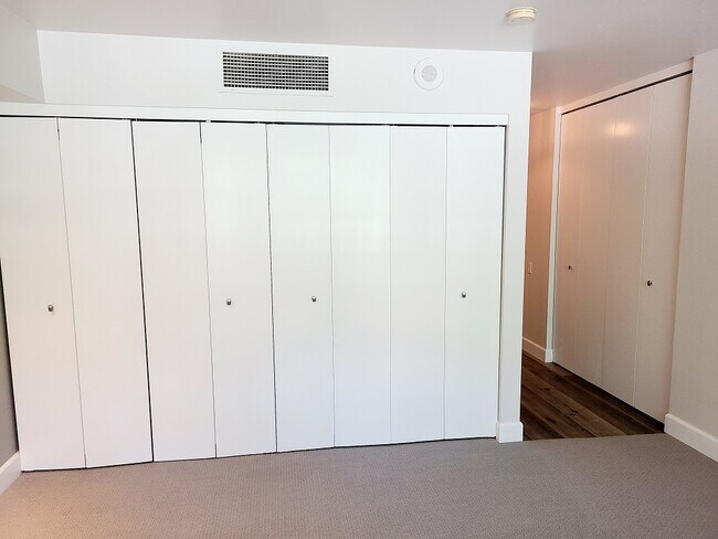 Building Photo - 500 W Harbor Dr