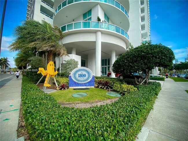 Building Photo - 1800 N Bayshore Dr