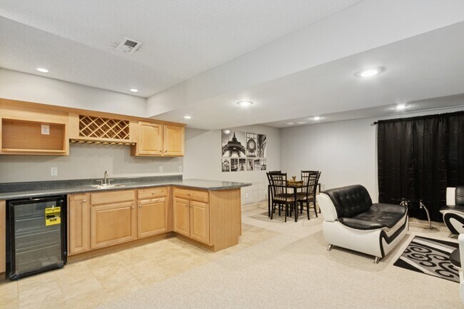 Building Photo - 5337 Meadowlark Dr