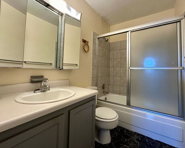 Building Photo - 1150