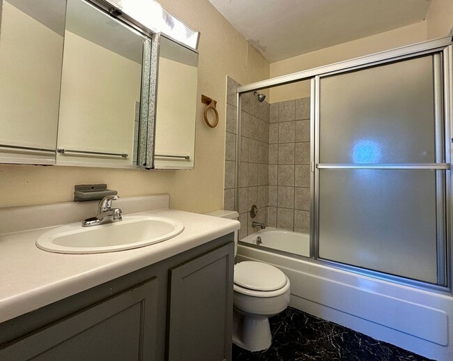 Building Photo - Nice 1 Bedroom 1 Bathroom Condo in Golden with Pool!! Available Mid December!!