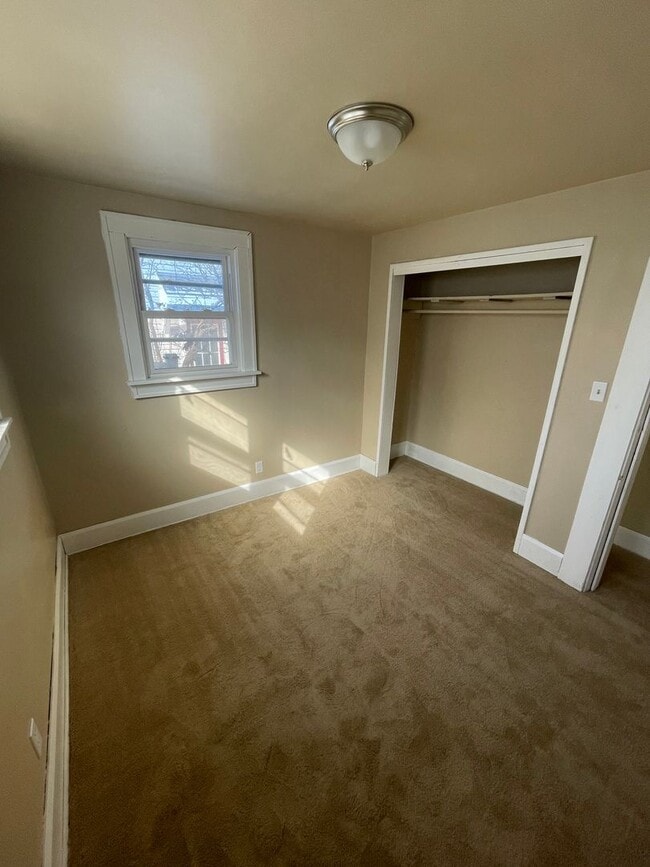 Building Photo - HUGE 4 Bedroom Apartment