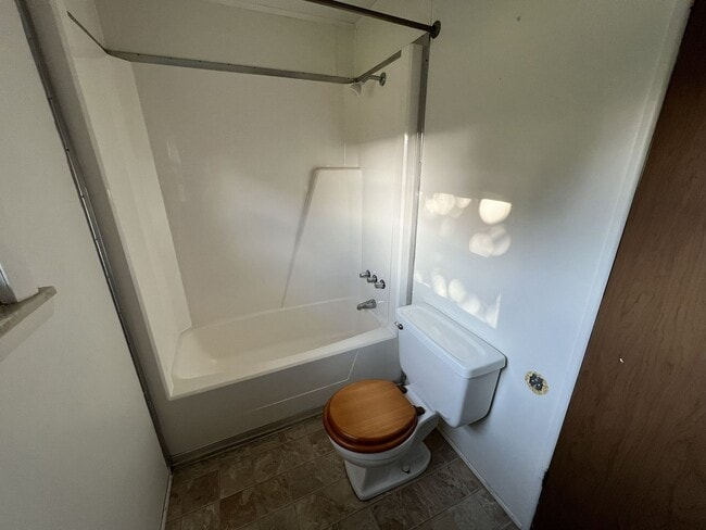 Building Photo - TWO BEDROOM HOME IN WILLIAMSBURG - GREAT L...