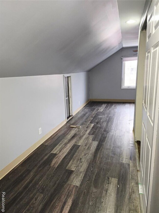 Building Photo - WELL MAINTAINED 3 BEDROOM 1.5 BATH BRICK BUNGALOW LOCATED IN ESTABLISHED WEST DEARBORN NEIGHBORHOOD