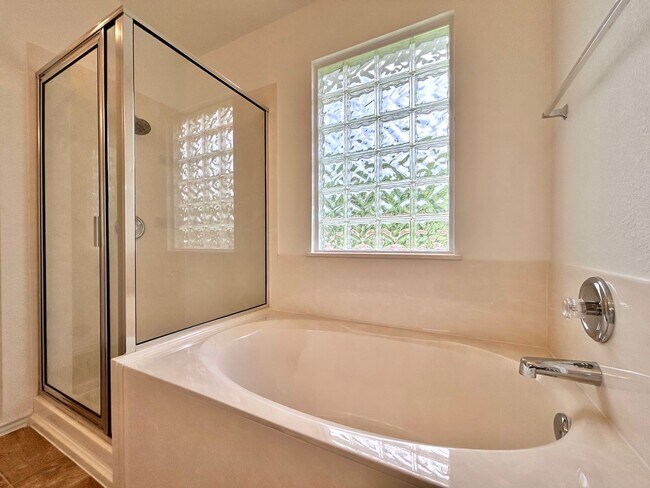 Building Photo - 3/BR 2/BA Bath Home with Fully Equipped Ki...