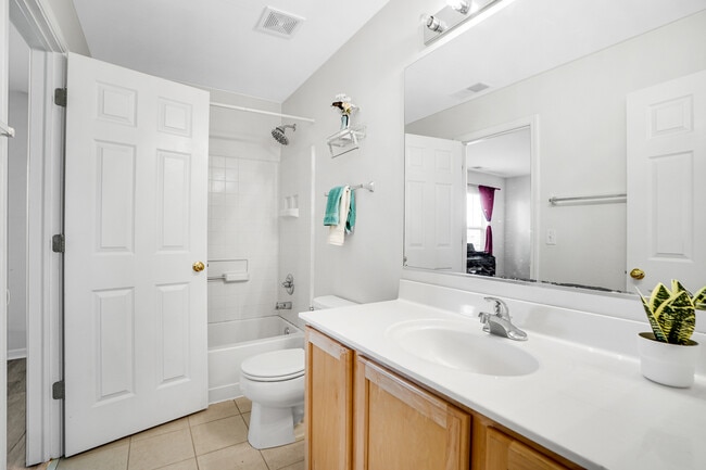 Building Photo - 1877 Crenshaw Cir