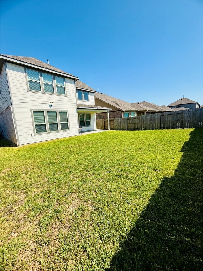 Building Photo - 15826 Dove Holw Dr