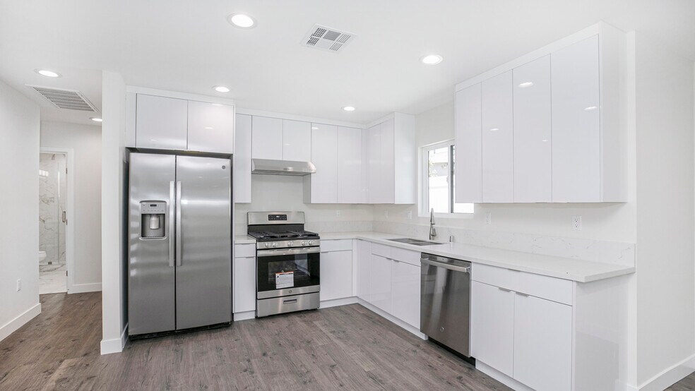 Building Photo - 10422 Woodley Ave