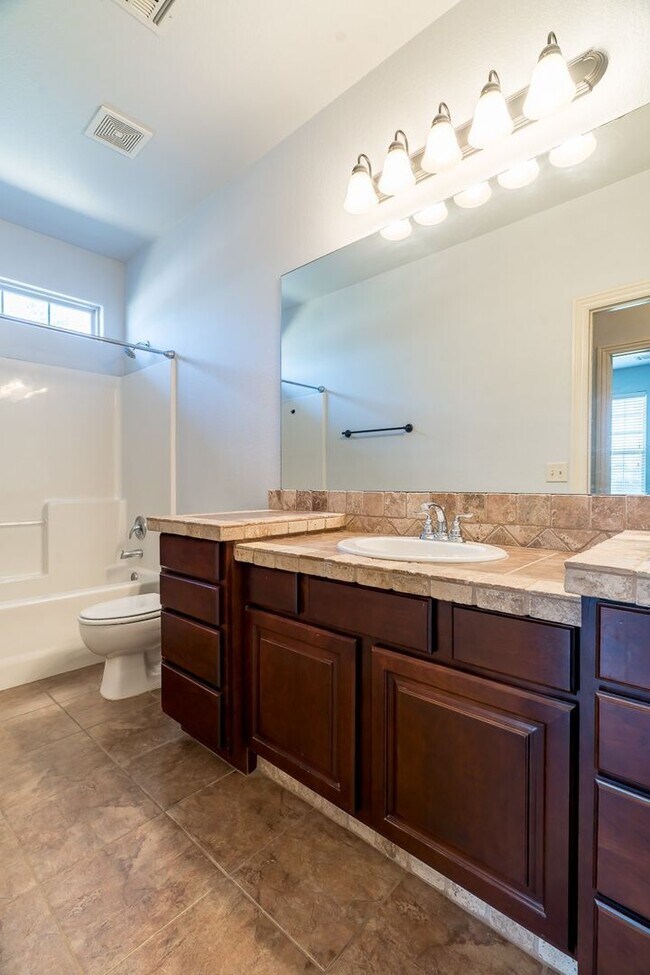 Building Photo - Spacious 3 Bedroom Home in West Fayetteville!