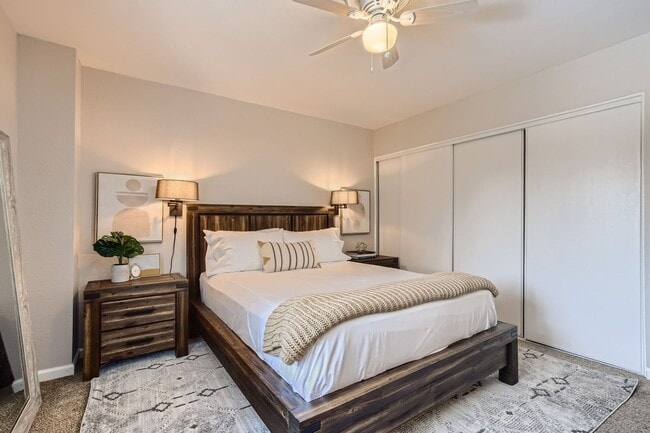 Building Photo - Corner Unit 2 BDR / 2.5 BA Townhome