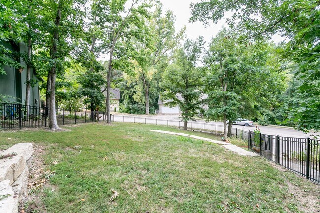 Building Photo - 5 Bed 3 Bath Home