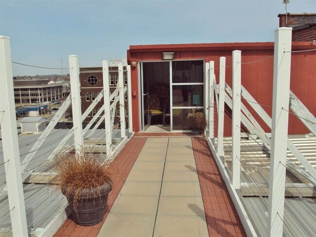 Building Photo - 508 Main St