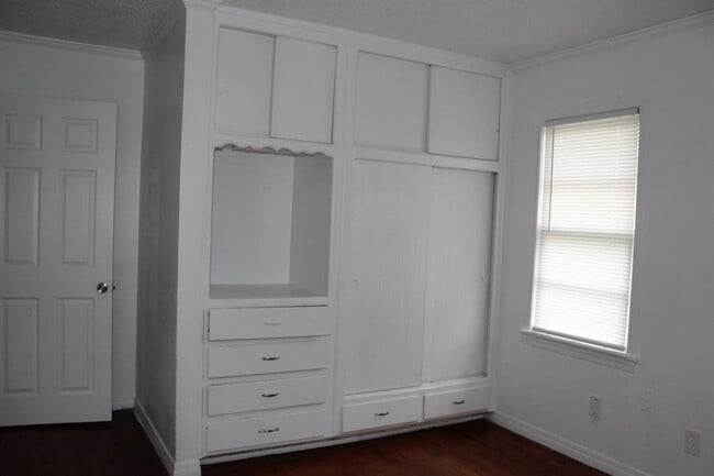 Building Photo - 3800 Woodside Dr